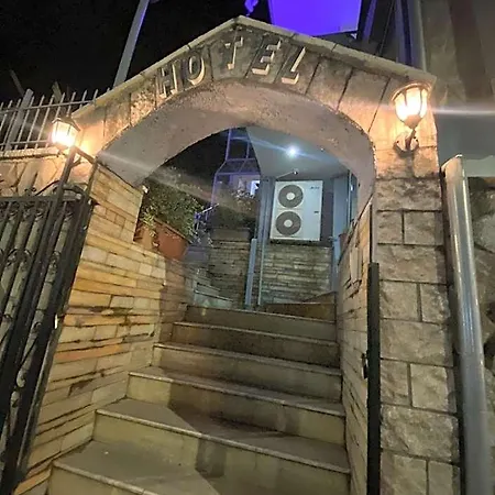 Qiqi Hotel Gjirokastër